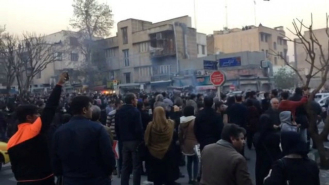 Aksi unjuk rasa di Tehran, Iran, 30 Desember 2017.