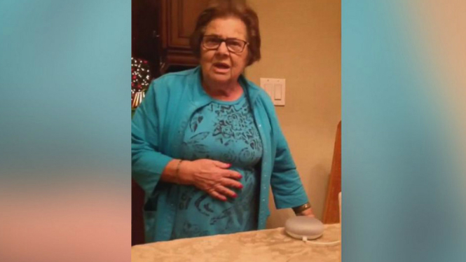 Nenek Italia usia 85 tahun bicara dengan Google Home Mini