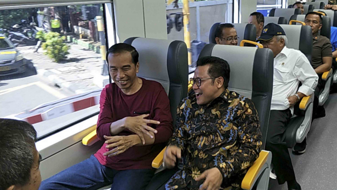 Presiden Jokowi duduk berdampingan dengan Cak Imin saat meresmikan kereta bandara di Jakarta, 2 Januari 2018.