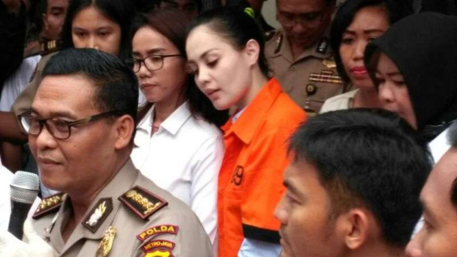 Jennifer Dunn (tengah) jadi tahanan polisi atas kasus narkoba.