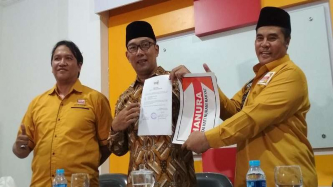 DPD Hanura Jawa Barat menyerahkan dukungan ke Ridwan Kamil 