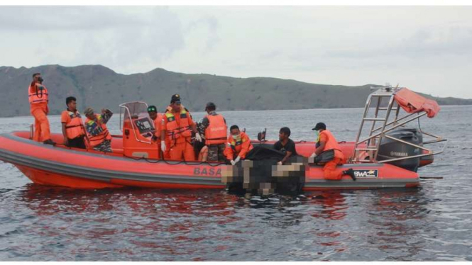 Tim pencarian mengevakuasi jasad seorang turis asal Swedia yang ditemukan di perairan Pulau Komodo, Selasa (2/1/2018)
