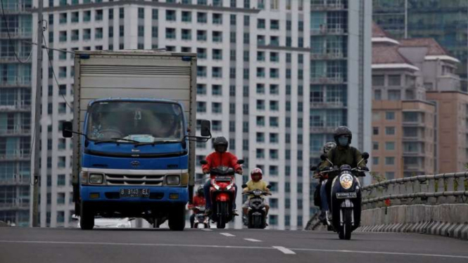 Mobil boks dan sepeda motor melintasi jalan protokol di Jakarta