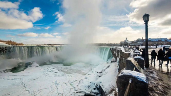 Air terjun Niagara saat musim dingin.