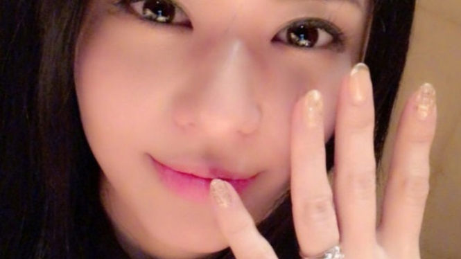 Aoi Sora tunjukkan cincin pernikahan.