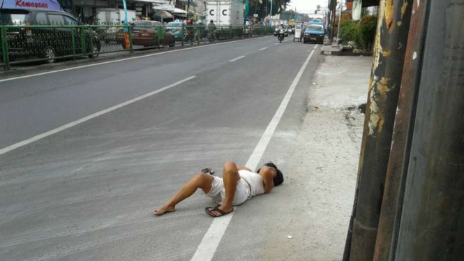 Seorang ABG asal Kota Depok Jawa Barat yang nekat tidur di jalan raya sebelum diamankan oleh warga, Rabu (3/1/2017)