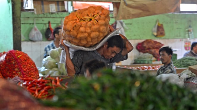 Os comerciantes levam comida ao mercado. (Foto ilustrativa)