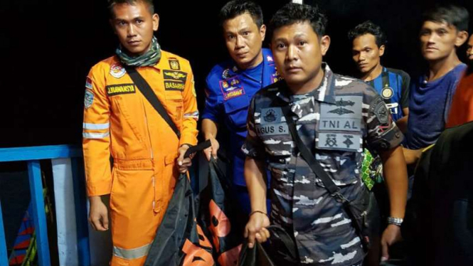 Tim SAR mengevakuasi korban tewas dan selamat dari speedboat yang kecelakaan akibat dihantam ombak tinggi di perairan Banyuasin, Sumatera Selatan, pada Rabu malam, 2 Januari 2018.
