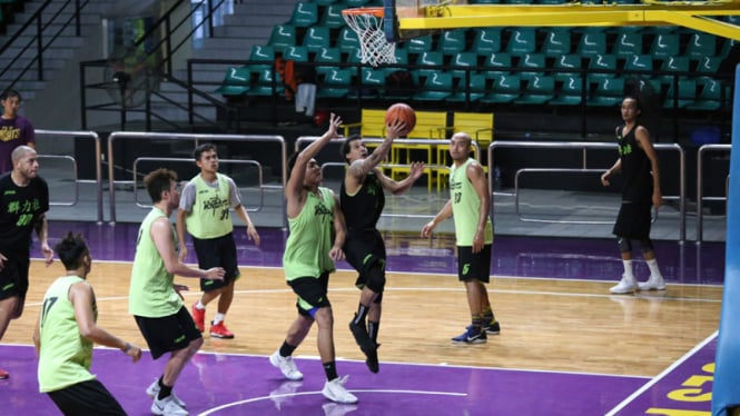 Sesi latihan CLS Knights jelang laga melawan Chongson Kungfu