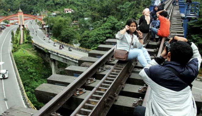 Lembah Anai dari sudut pandang jembatan rel kereta di Kota Padang, Sumatera Bara