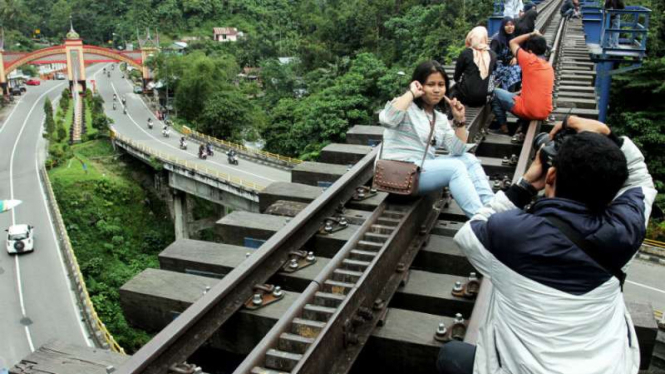Lembah Anai dari sudut pandang jembatan rel kereta di Kota Padang, Sumatera Bara