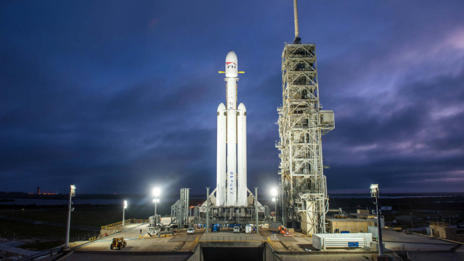 Roket Falcon Heavy di Cape Canaveral