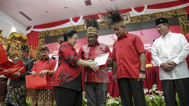Megawati saat memberikann surat tugas kepada cagub Papua 