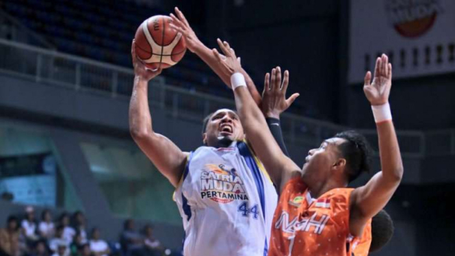 Pertandingan Indonesia Basketball League antara Satria Muda melawan NSH