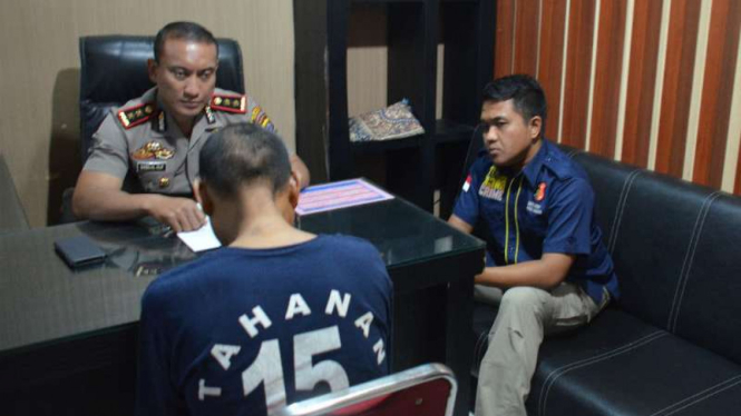 Polisi memeriksa pria berinisial WS alias Babeh yang disangka menyodomi 25 bocah laki-laki di Kabupaten Tangerang, Banten.