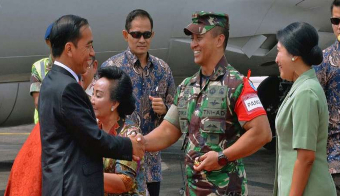 Pangdam Tanjungpura Mayjen Andika Perkasa menyambut Presiden Jokowi di Pontianak