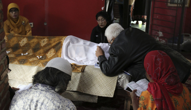 Suasana di Rumah Duka Yon Koeswoyo 