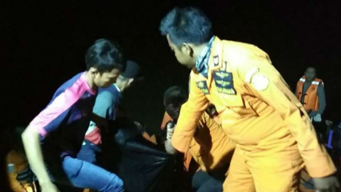 Tim SAR mengevakuasi sepuluh korban speedboat tenggelam akibat dihantam ombak tinggi di perairan Tanjung Sere, Kabupaten Banyuasin, Sumatera Selatan, pada Kamis tengah malam, 4 Januari 2018.