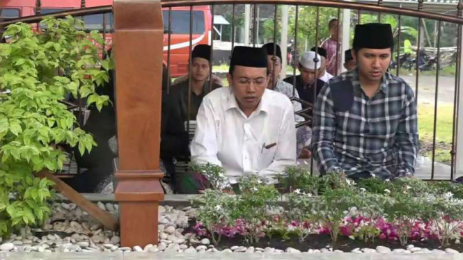 Calon wakil gubernur Jawa Timur, Emil Listianto Dardak (kanan), berziarah di makam Hasyim Muzadi, mantan Ketua Umum Nahdlatul Ulama, di kompleks Pesantren Al Hikam, Depok, Jawa Barat, pada Jumat, 5 Januari 2018.