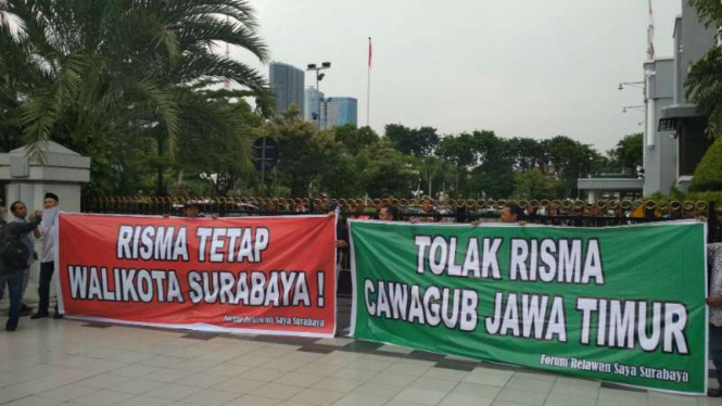 Massa demo tolak Wali Kota Surabaya Tri Rismaharini maju Pilkada Jatim