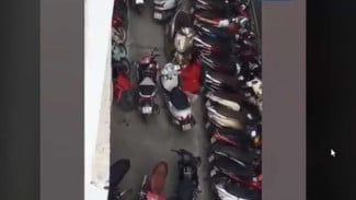 Cewek Perkasa, Parkiran Motor Sempit Pun Bisa Diatasi