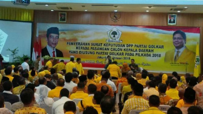 Penyerahan Surat Keputusan DPP Partai Golkar pada Pilkada 2018