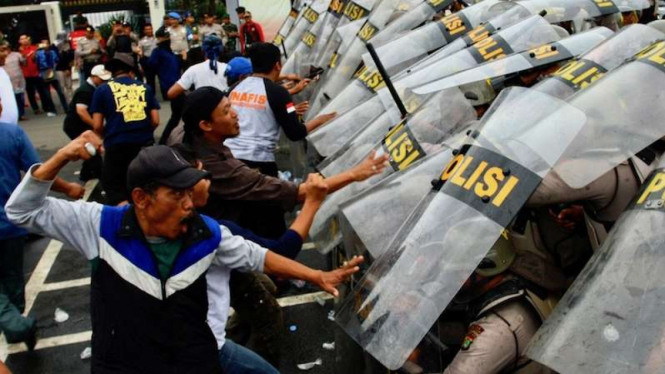 Perisai polisi latihan tanggulangi kerusuhan dan bentrokan. (Foto ilustrasi)