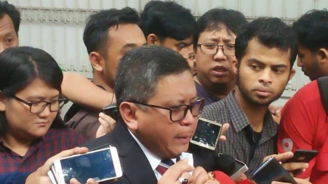 Sekjen DPP PDI Perjuangan Hasto Kristiyanto tak kuasa menahan air mata