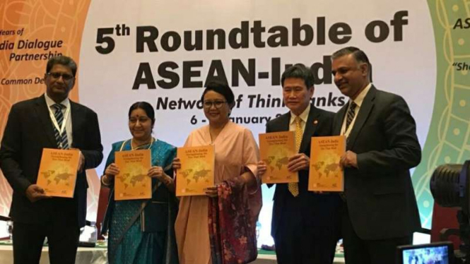 Menlu RI, Retno Marsudi (tengah) dan Menlu India, Sushma Swaraj (kedua dari kiri) dalam Dialog ASEAN di Jakarta, Sabtu 6 Januari 2018.