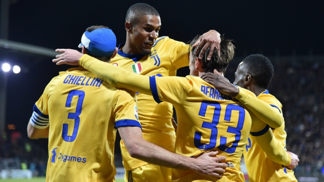 Pemain Juventus merayakan gol ke gawang Cagliari