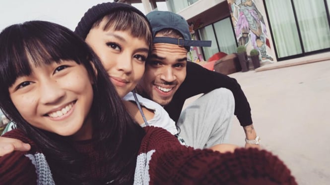 Agnez Mo dan Chris Brown