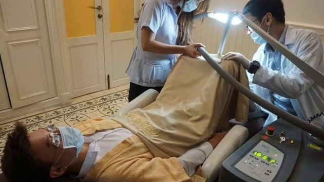 Seorang pasien pria menjalani layanan pemutih penis di RS Lelux Bangkok Thailand