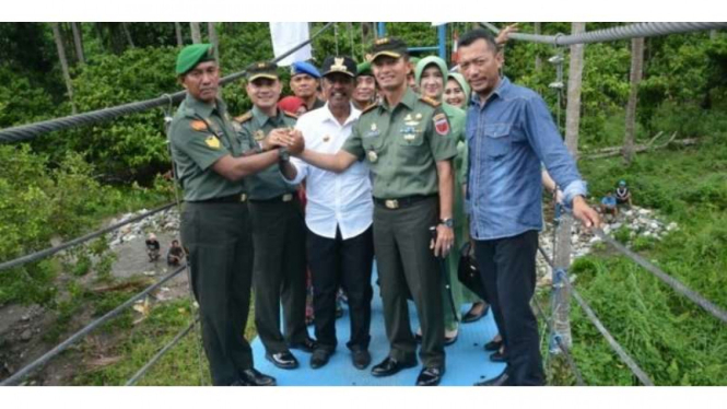  Peresmian Jembatan Gantung Serka Darwis di Desa Maroko Kabupaten Kolaka Utara oleh Kodam Hasanuddin XIV dan Kodim 1412/Kolaka, Jumat (5/1/2018)