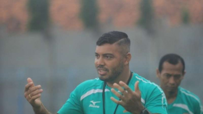 Danilo Fernando, saat menjadi asisten pelatih Madura United.