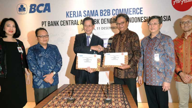 Presiden Direktur BCA Jahja Setiaatmadja berjabat tangan dengan CEO Grup AirAsia