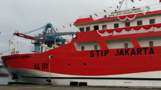 Taruna Ster Sparentin Taruna es un barco de entrenamiento.