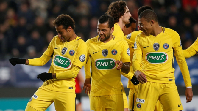 Para pemain Paris Saint-Germain merayakan gol ke gawang Rennes