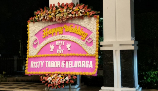 Karangan bunga dari Risty Tagor untuk Rifky Balweel-Biby Alren