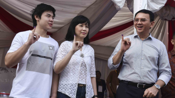 Salah satu momen kebersamaan Ahok dan Veronica Tan bersama anak mereka di muka umum beberapa waktu silam.