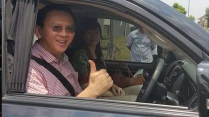 Ahok bersama Vero di atas mobil Toyota.