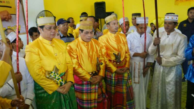 Ketua Umum Partai Golkar, Airlangga Hartarto (kiri), mengiringi Nurdin Halid dan Aziz Qahhar Mudzakkar sebelum mendaftar ke kantor KPU Sulawesi Selatan di Makassar pada Senin, 8 Januari 2018.