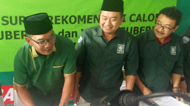 Ridwan Kamil (kiri) dan Ketua PKB Jawa Barat, Syaiful Huda, menandatanagani surat dukungan dan kontrak politik sebagai calon gubernur Jawa Barat di Bandung pada Senin, 8 Januari 2018.