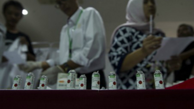 Petugas kesehatan bersiap melakukan vaksinasi difteri kepada karyawan di Kementerian Sekretariat Negara, Jakarta, Senin (8/1). 