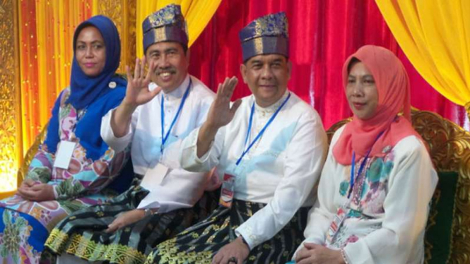 Danrem 031/Wirabima Brigjen TNI Edy Nasution bersama Bupati Siak Syamsuar saat mendaftar Pilkada Serentak 2018 di KPU Riau, Senin (8/1/2018)
