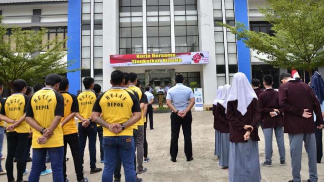 Kepala Rutan Cilodong, Sohibur Rachman, memimpin apel Deklarasi Janji Kinerja 2018 pada Senin, 8 Januari 2018.