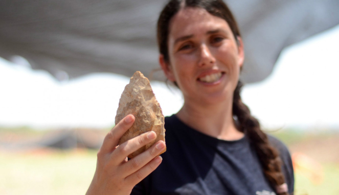 Artefak batu di situs surga di Tel Aviv, Israel