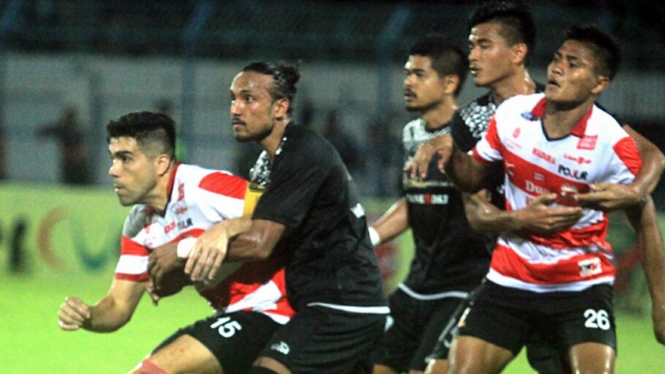 Pertandingan Madura United vs Persija Jakarta di Suramadu Cup