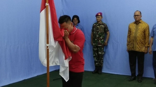 Atlet angkat besi Indonesia, Eko Yuli Irawan, mencium bendera Merah Putih
