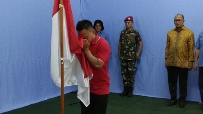 Atlet angkat besi Indonesia, Eko Yuli Irawan, mencium bendera Merah Putih