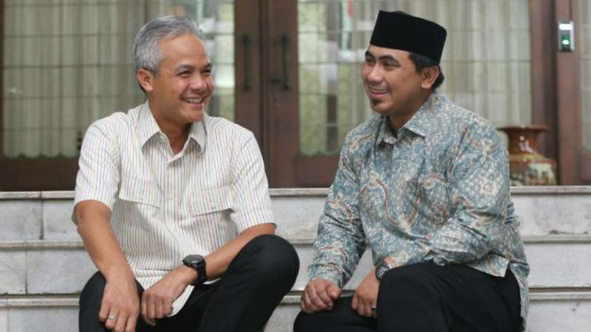 Ganjar Pranowo dan Taj Yasin alias Gus Yasin, pasangan calon gubernur dan wakil gubernur Jawa Tengah, bersiap mendaftar ke KPU setempat pada Selasa siang, Selasa, 8 Januari 2018.